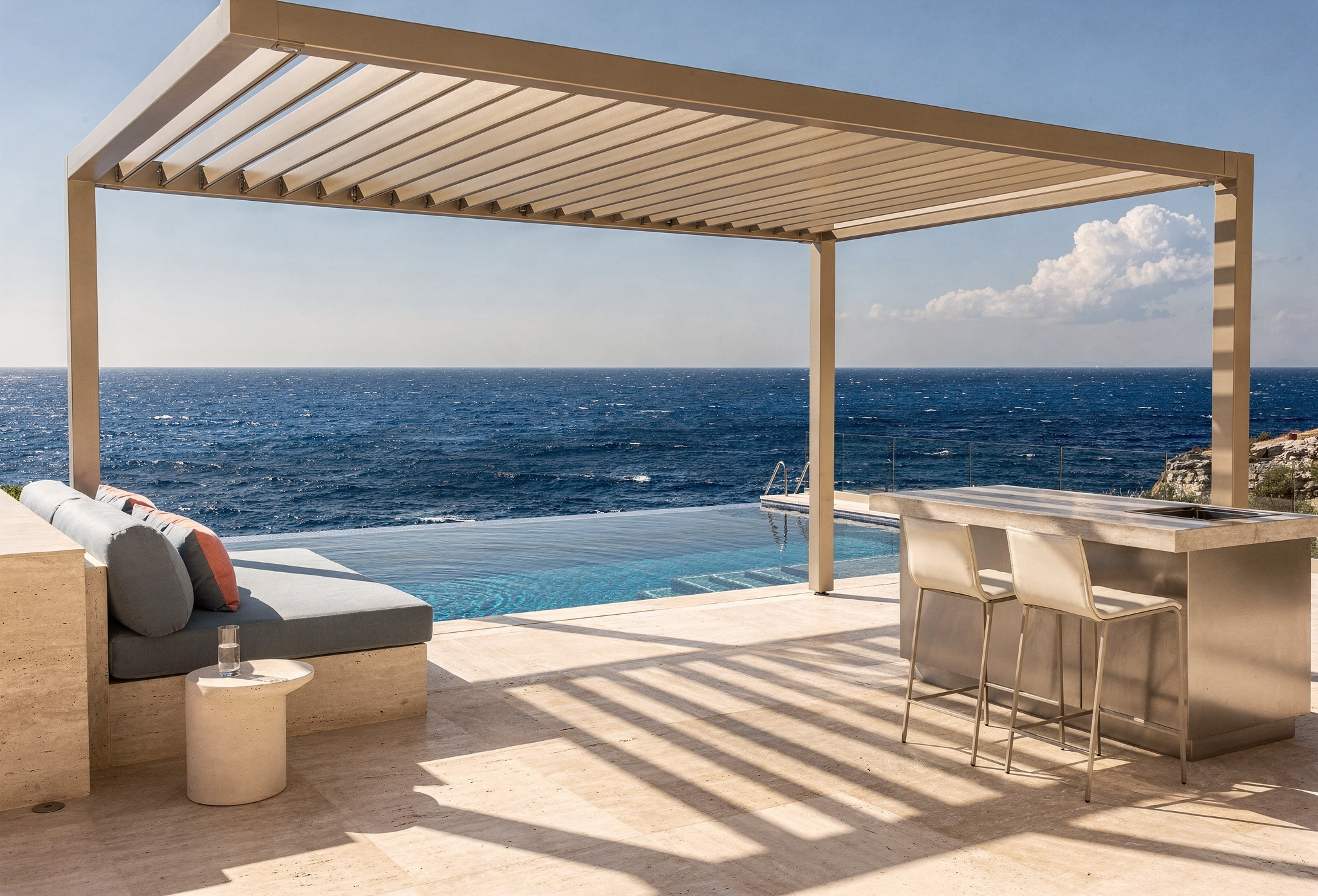 Bodrum villasında deniz manzaralı havuz üzerinde motorize lata pergola